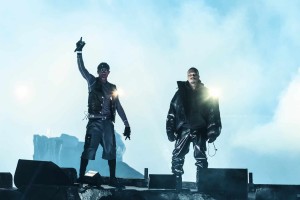 Travis Scott Tokyo’daki Aile Buluşmasında Kanye West ve Kızı Stormi Web’i Sahnede Ağırladı